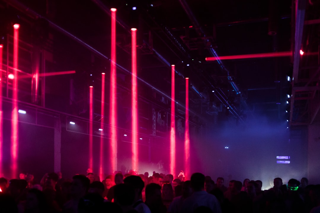 Scena na event – mobilne rozwiązania modułowe i efekty świetlne